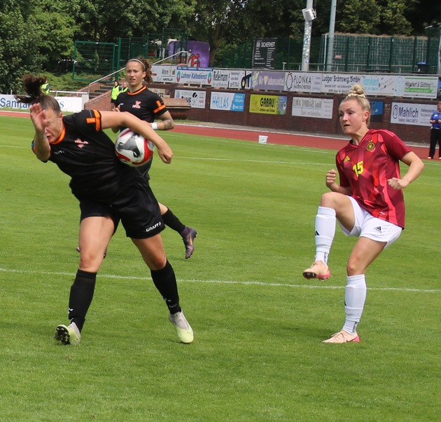 POL-CLP: Polizei-Fußball-EM in Lohne - Deutschland gewinnt 6-0 gegen die Niederlande - auch Großbritannien zieht ins Halbfinale ein