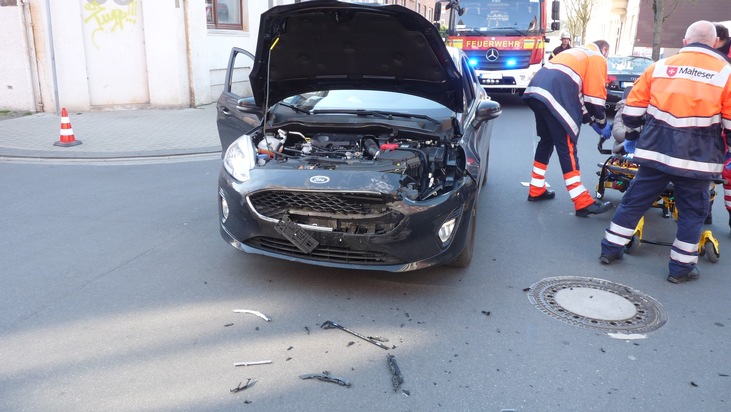 POL-WHV: Verkehrsunfall nach Vorfahrtsmissachtung in Wilhelmshaven - eine Fahrzeugführerin verletzt, beide Unfallfahrzeuge stark beschädigt (zwei FOTOS)