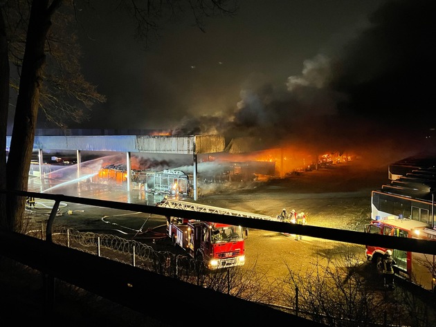 FW-ROW: Großfeuer in Sittensen: Über 20 Busse in Flammen