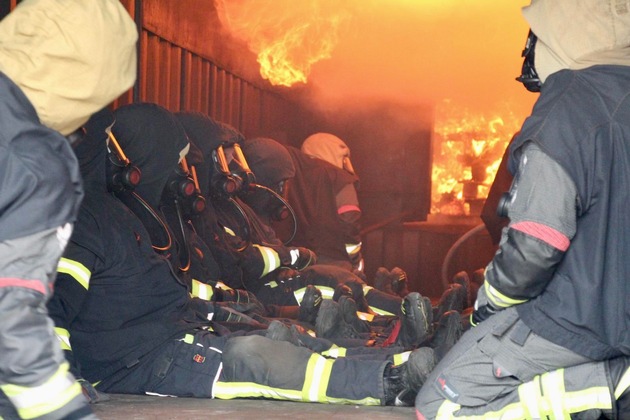 FW-OLL: Eine heiße Sache - Realbrandausbildung der Gemeindefeuerwehr Großenkneten