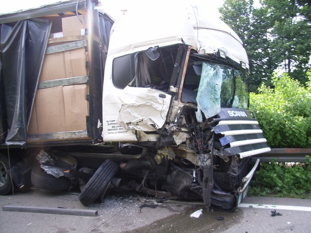 POL-HI: Schwerer Lkw-Unfall auf der Autobahn bei Bockenem
Wie durch ein Wunder wurde niemand verletzt