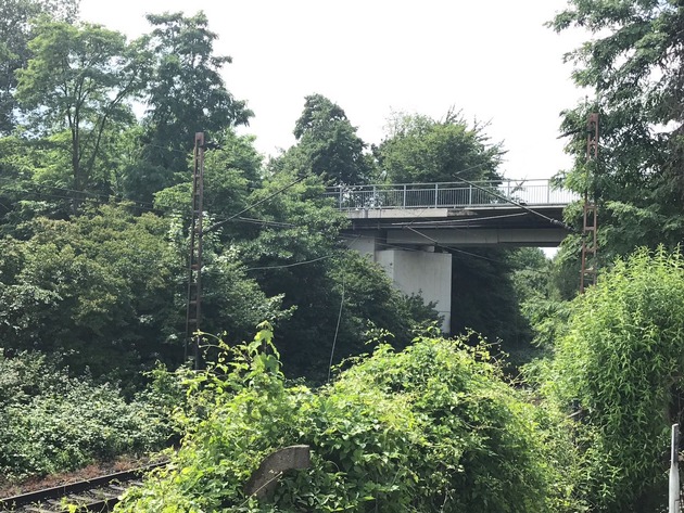 FW-GE: Gerissene Fahrdrahtaufhängung sorgt für Vollsperrung einer Bahnstrecke in Gelsenkirchen Schalke.