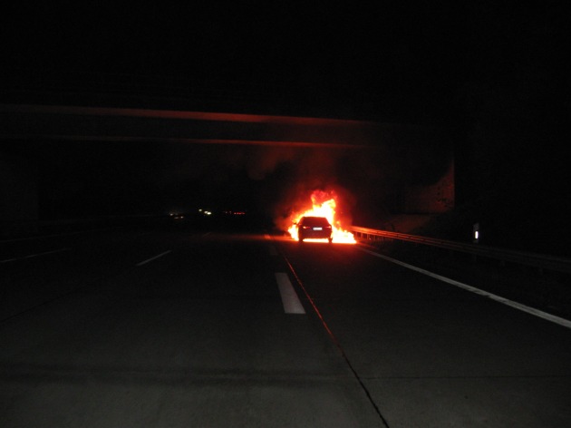 POL-WL: Brennender Pkw auf der Autobahn +++ 23-Jähriger verursacht unter Müdigkeit und Alkoholeinfluss einen Verkehrsunfall
