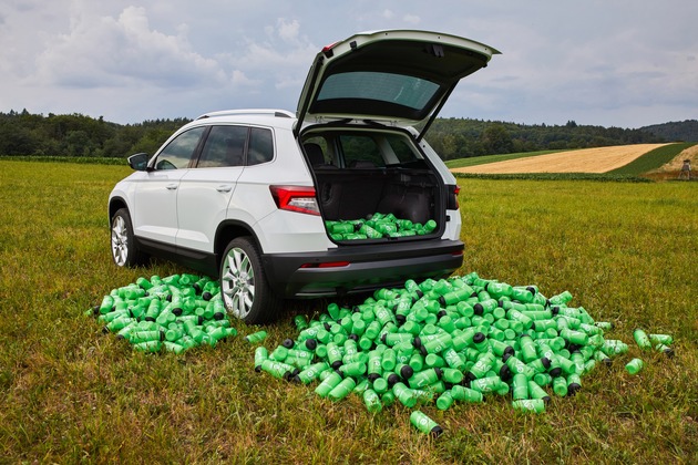 Tour de France-Härtetest: SKODA KAROQ mit VarioFlex-Rückbank bietet Platz für bis zu 1.000 Trinkflaschen