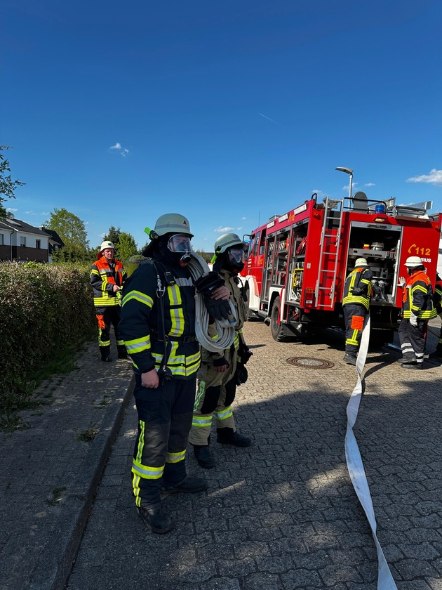 FW-ROW: Einsatz &quot;F3 - brennt Dachstuhl&quot; am 1. Mai