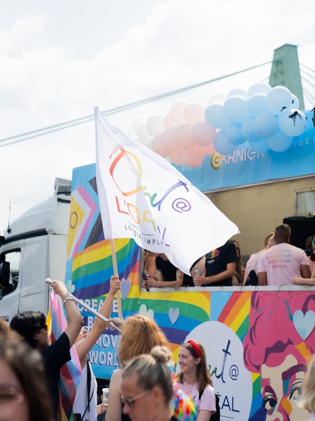L&apos;Oréal bekräftigt Engagement für Gleichberechtigung und gegen Diskriminierung: Starke Präsenz auf den Pride Paraden