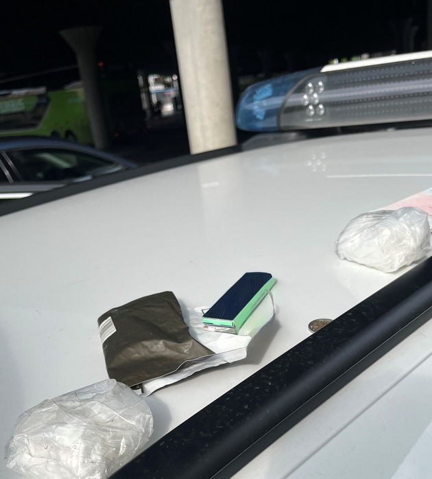 HZA-RO: ZOLL findet Kokain und präparierten Nierengurt mit MDMA bei Busreisendem aus Amsterdam / erfolgreicher Einsatz mit Zollhund