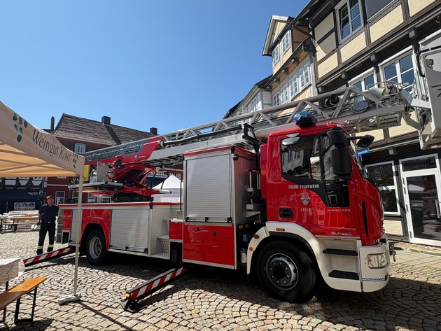 FW Celle: Mit der Drehleiter &uuml;ber den Celler Weinmarkt