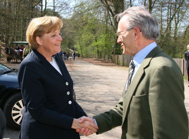 Bundeskanzlerin Dr. Angela Merkel und Professor Dr. Günther Fielmann pflanzen den 750.000sten Fielmann-Baum