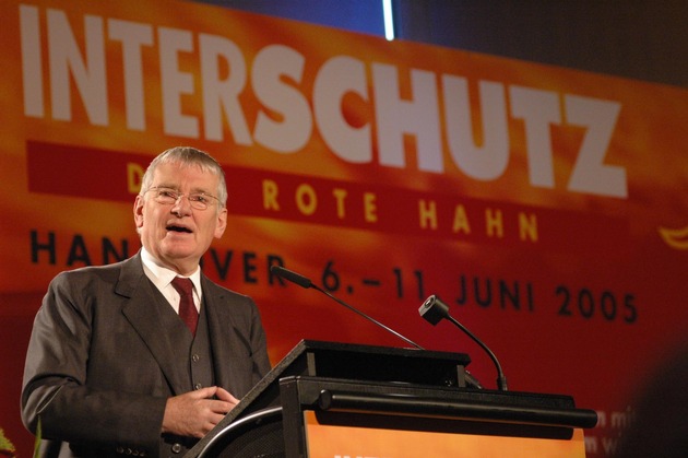 DFV: Otto Schily: Ehrenamt ist Grundlage für Sicherheit DFV-Präsident Kröger: Wir stehen bereit, wir stehen zu Verantwortung