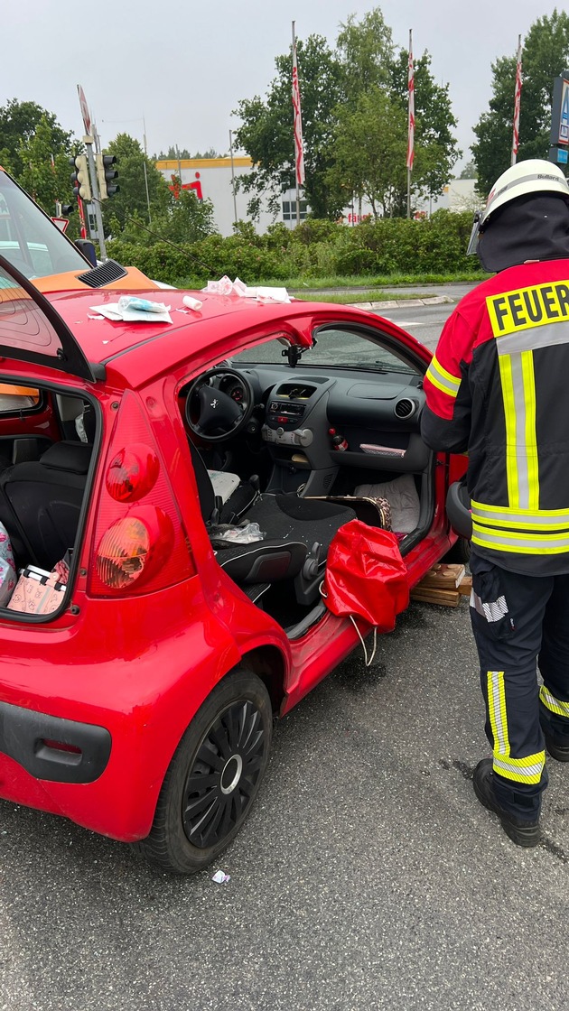 FFW Schiffdorf: Fahrerin nach Seitenaufprall durch Feuerwehr gerettet