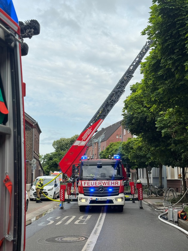 FW-NE: Dachstuhlbrand im Dreikönigenviertel | Schneller Löschangriff verhindert Brandausbreitung