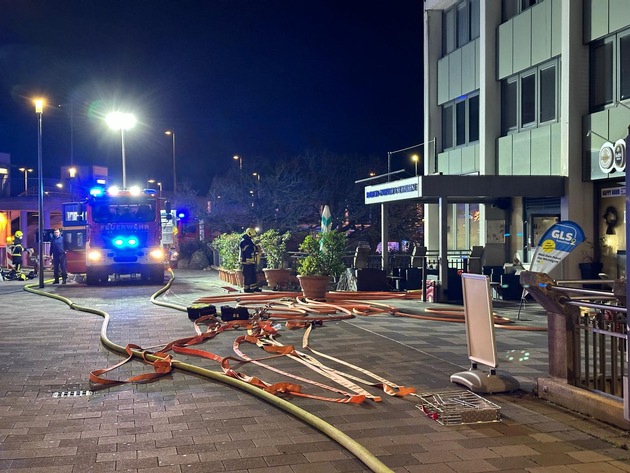 FW Sankt Augustin: Freiwillige Feuerwehr löscht Brand in einem Wohn- und Geschäftshaus