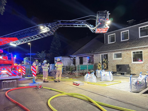FW-GL: Dachstuhlbrand auf Baustelle in Bergisch Gladbach-Kippekausen - Feuerwehr mit Großaufgebot im Einsatz