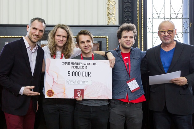 SKODA AUTO DigiLab fördert IT-Talente beim internationalen Smart Mobility Hackathon in Prag (FOTO)