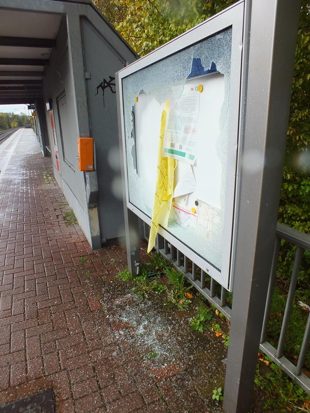 BPOL NRW: Sinnlose Zerstörungswut - Unbekannte zerstören Fahrplanauskunft mit Steinen - Bundespolizei bittet Zeugen um Hinweise!