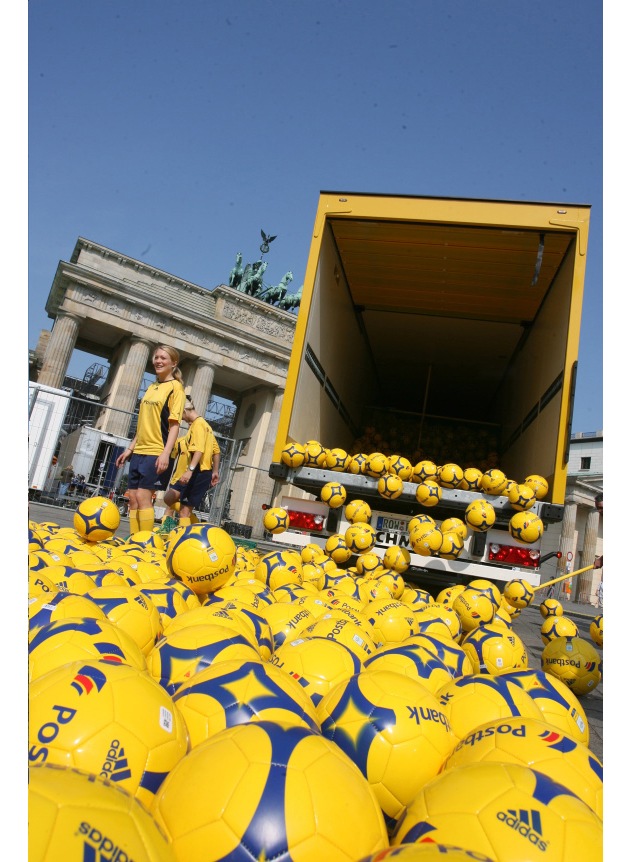 Postbank: Fünftausend Bälle für Berlin / Dankeschön-Aktion für die Berliner Fußball-Fans / Postbank verschenkt 5.000 gelbe Fußbälle vor dem Brandenburger Tor