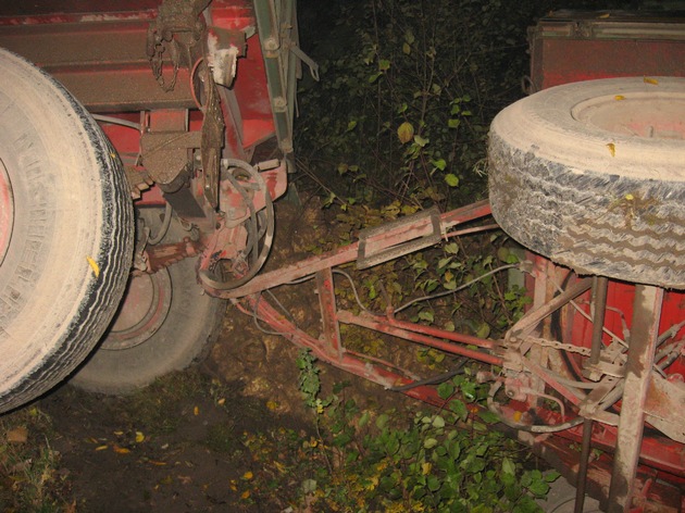 POL-HI: Traktorgespann gerät mit Zuckerrübenladung nach rechts von der Fahrbahn und landet im Graben. Erheblicher Sachschaden - Nordstemmen/Hallerburg(fm)