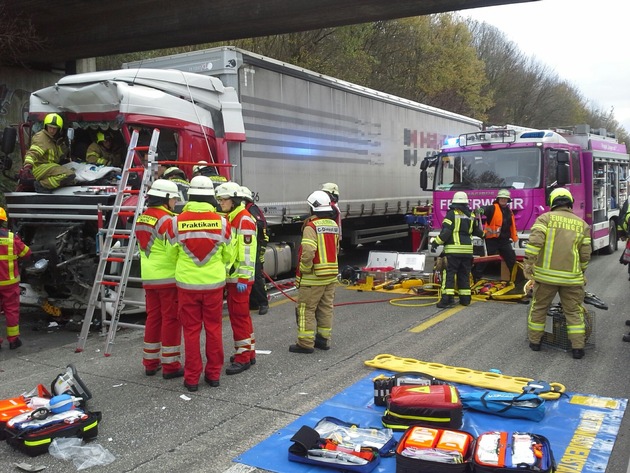 FW-ME: Verkehrsunfall mit eingeklemmter Person auf der BAB 3