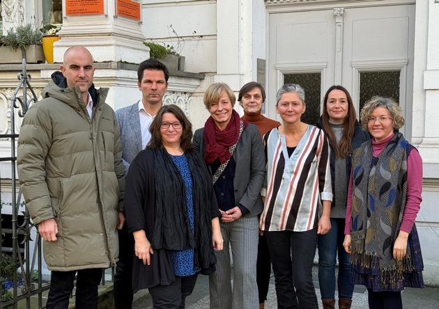 POL-H: Weihnachtsbesuch der Polizeipräsidentin, des Oberbürgermeisters und des Regionspräsidenten in der Bestärkungsstelle für Frauen in Hannover