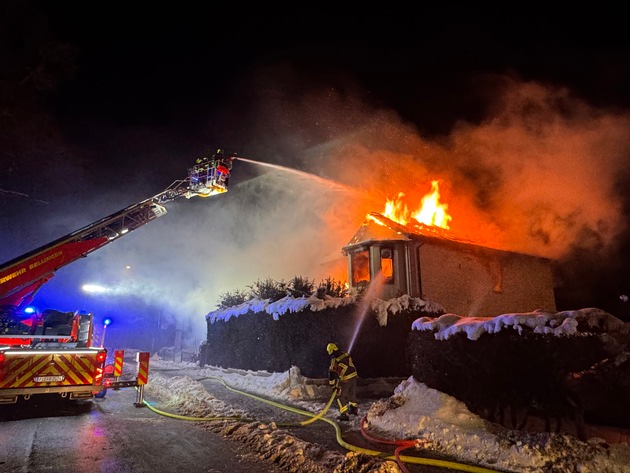 FW-PI: Großbrand in Mehrfamilienhaus - umfangreicher Feuerwehreinsatz in Rellingen