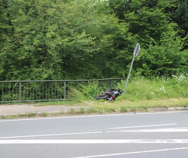 POL-RBK: Odenthal - Fahrschülerin kommt von der Fahrbahn ab und stürzt circa fünf Meter tief