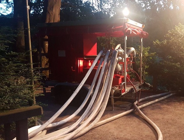 FW-DO: Ungewöhnlicher Einsatz für die Feuerwehr //
Biotop mit Sumpfpflanzen im Rombergpark durch niedrigen Wasserstand bedroht