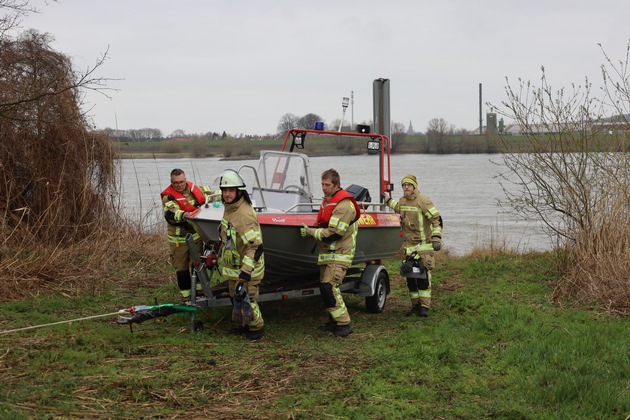 FW-KLE: Person aus dem Rhein gerettet