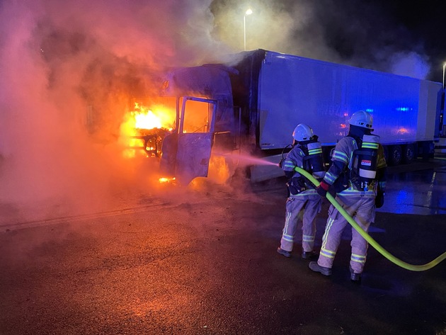 FW Lehrte: LKW-Fahrer kann sich aus brennender Fahrerkabine retten