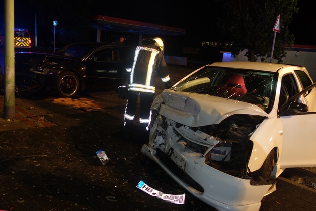 FW Bremerhaven: Verkehrsunfall mit zwei leicht verletzten Personen