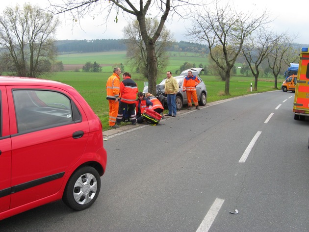 POL-HOL: Kreisstraße 23 - Kirchbrak Rtg. B 240: Frontal gegen Baum geprallt - 60jähriger Fahrer musste reanimiert werden -