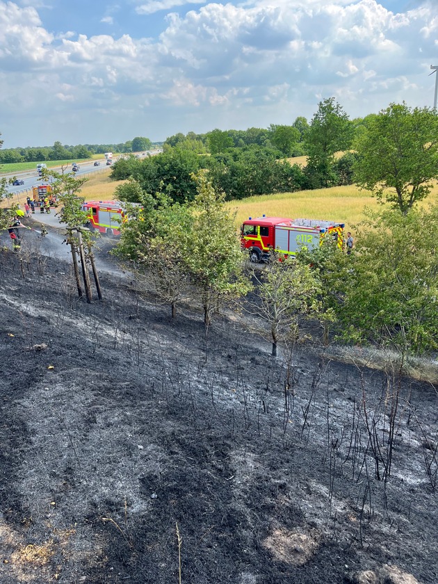 FW-SE: Flächenbrand an der Autobahn bei Großenaspe