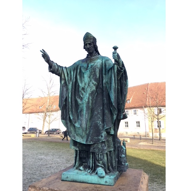 POL-HI: Unbekannte Täter beschädigen Bischofstatue vor dem Hildesheimer Dom