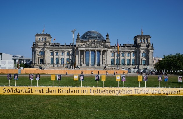 Islamic Relief Deutschland e.V.: 50 Meter lange "Speisen für Waisen"-Tafel: In Solidarität mit den Kindern im Erdbebengebiet Türkei-Syrien