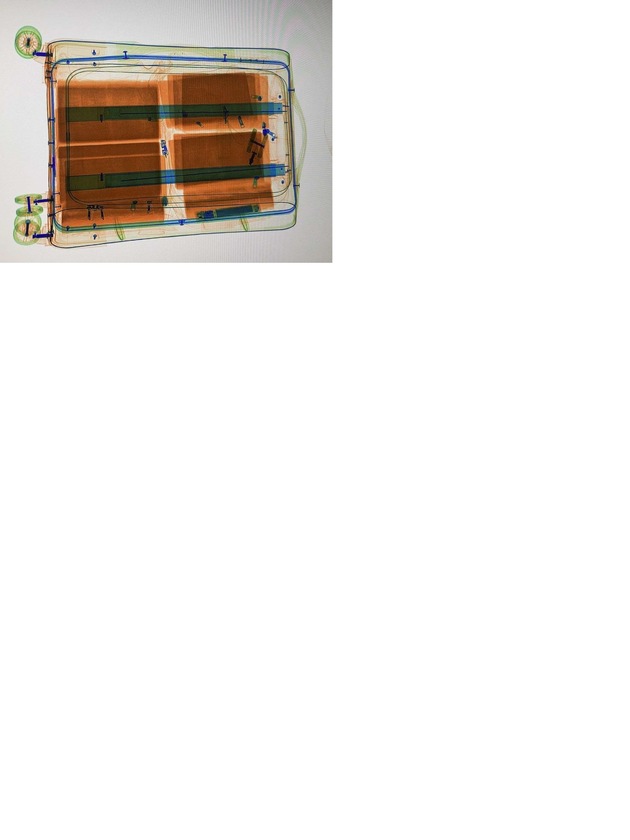 ZOLL-M: Rauschgift-Schmuggler bekommt am Flughafen Nürnberg kalte Füße und lässt 16,5 Kilogramm Kokain am Gepäckband liegen.