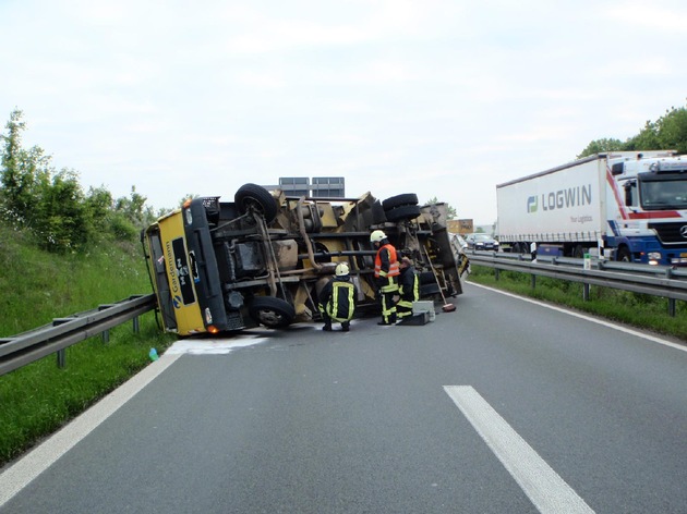 POL-D: Mönchengladbach - A 46/A 61 - Verkehrsunfall im AK Wanlo  - Umgestürzter Lkw blockiert Tangentenfahrbahn in Richtung Düsseldorf und Heinsberg - Fahrer leicht verletzt - Verkehrsstörungen