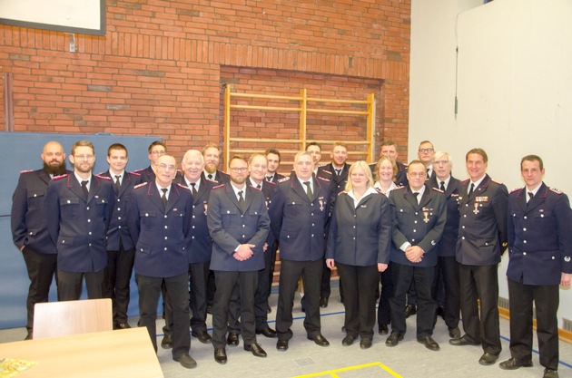 FW-RD: Jörn Iwers wird zum Wehrführer der Freiwilligen Feuerwehr Nübbel gewählt - Kai Rohwer bekommt das Schleswig-Holsteinisches Feuerwehr-Ehrenkreuz in Silber verliehen