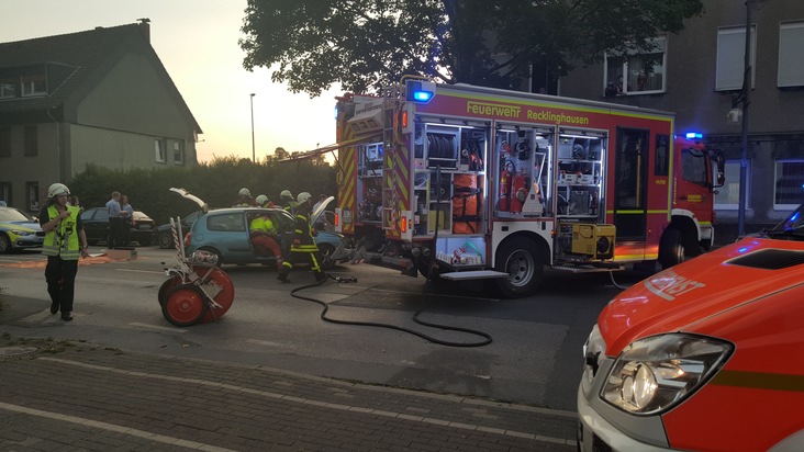 FW-RE: Verkehrsunfall mit drei verletzten Personen