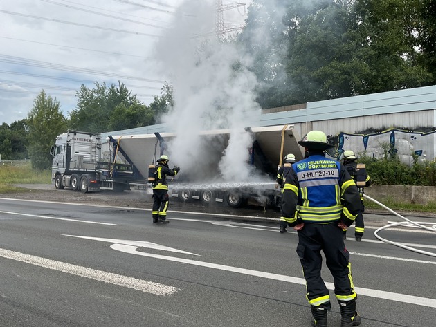 FW-DO: Brennender Lkw-Auflieger auf der A2