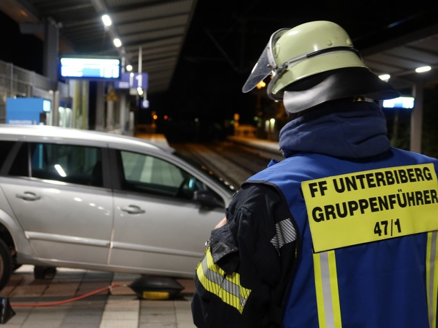 Bundespolizeidirektion München: Glück im Unglück / Senior fährt mit Auto über Bahnsteigkante