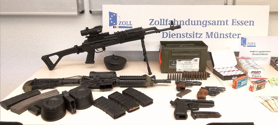 ZOLL-E: Zollfahndung Essen stellt Kriegswaffen AK 47 und AR 15 sicher - 2 Verdächtige festgenommen, 2 Kriegswaffen, 3 Kurzwaffen und mehrere Hundert Schuss Munition sowie Bargeld sichergestellt