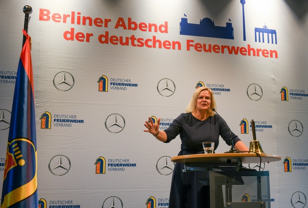 Bundesinnenministerin Faeser: &quot;Bevölkerungsschutz ist eine der wichtigsten Aufgaben der Zukunft&quot; / Netzwerken auf höchster Ebene bei 15. Berliner Abend der deutschen Feuerwehren