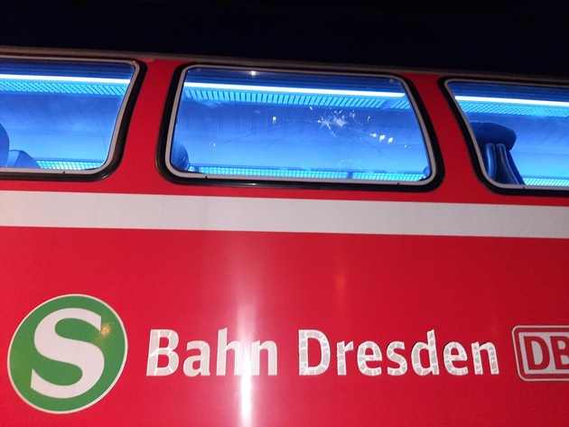 BPOLI DD: Zeugen gesucht: Fensterscheibe der S-Bahn beschädigt