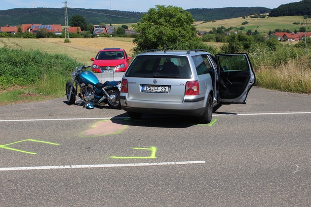 POL-PDKL: Motorradfahrer fährt auf wendenden PKW auf.