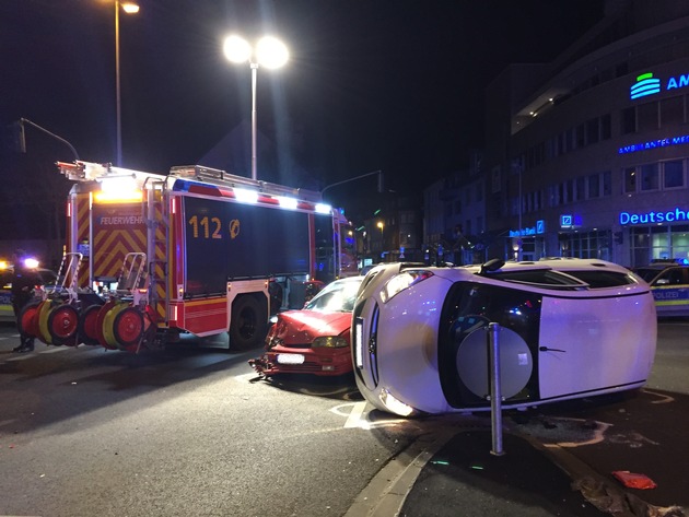 FW-MG: Verkehrsunfall mit zwei PKW