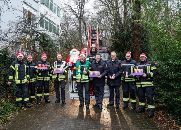 FW Hagen: Aktion zum Nikolaus an der Kinderklinik des Agaplesion AKH in Hagen - Bundesweite Aktion von 60 Feuerwehren -