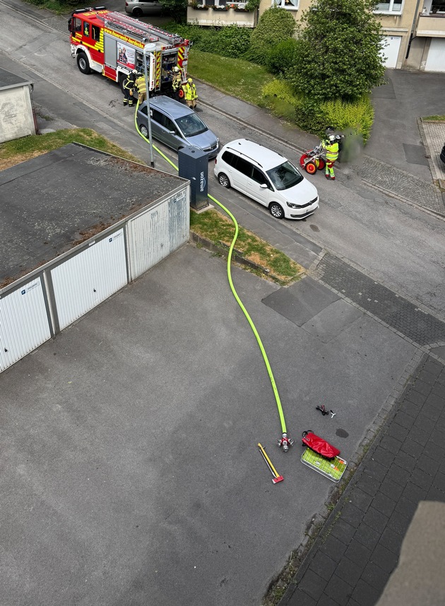 FW-EN: Einsatzreicher Montag mit Brand im Gebäude