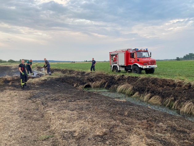 FFW Schiffdorf: Erneute Nachlöscharbeiten: Altluneberger und Frelsdorfer Feuerwehr arbeiten zusammen