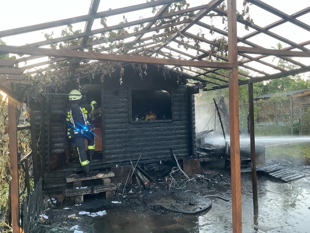 FW-MH: Vollbrand einer Gartenlaube in MH-Saarn