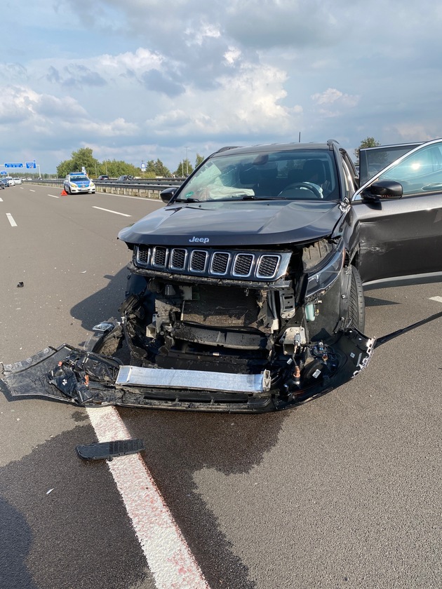 POL-PDKL: BMW verursacht schweren Verkehrsunfall und flüchtet